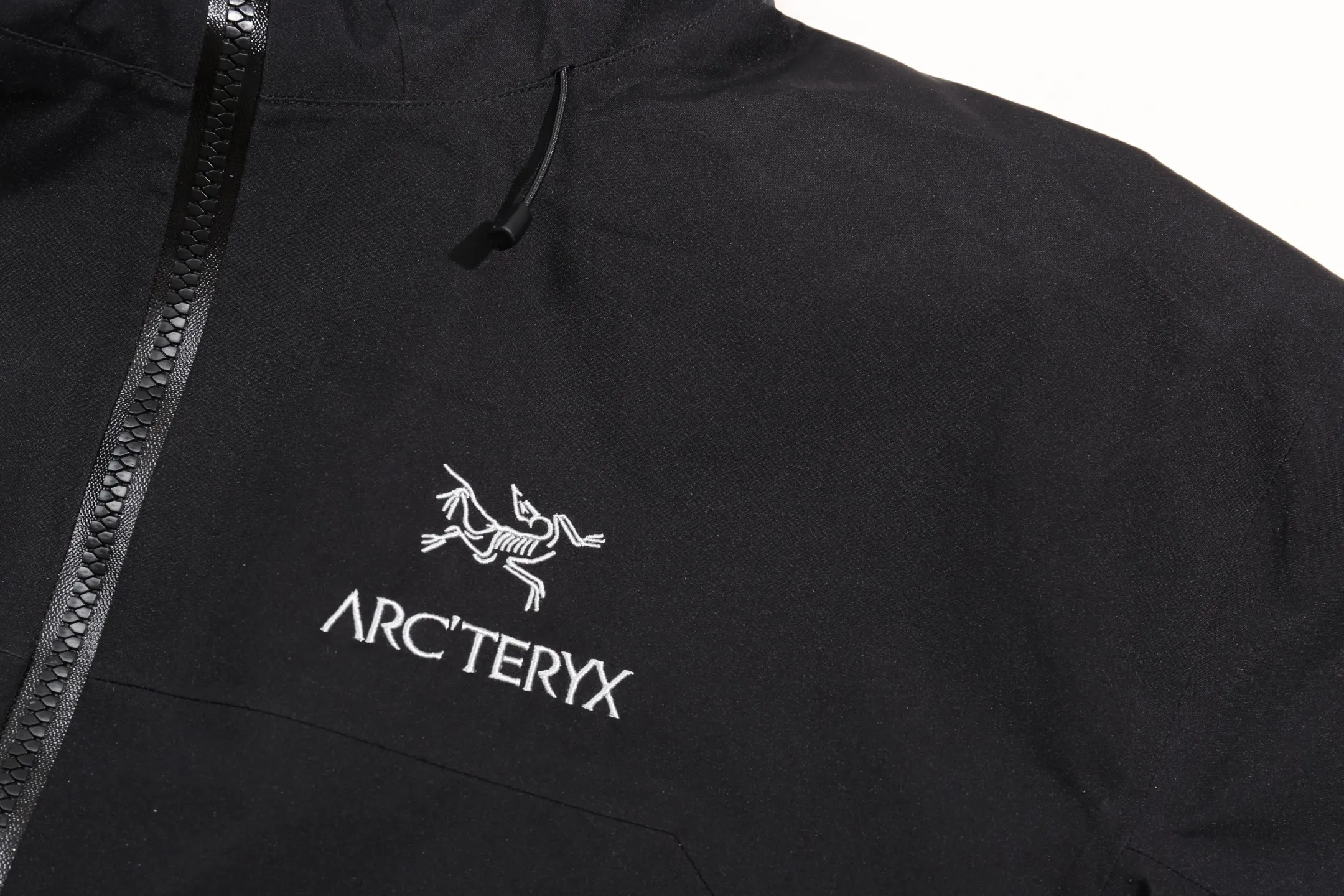 【 】ARCTERYX jacket AR Gore-tex bluesign@ N 3LGORE-TEX ， Wear-Resistant， 、 Breathable， ， 20000 Breathable 10000 E 3D ， 3D ， ， ， Authentic YKK ， ， ， ， ， Factory ， ， ， 。 ， ， ，Lightweight ， Series 。 Size：S-XXL